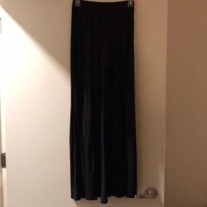Classic elastic-waist black maxi skirt